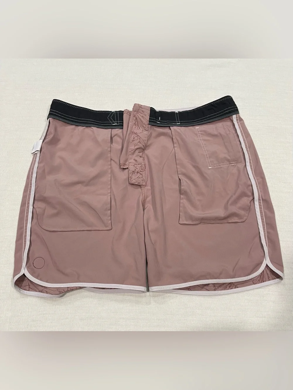Vuori 7” Cruise Boardshorts in Zion Rose Water Lily Men’s Size Large